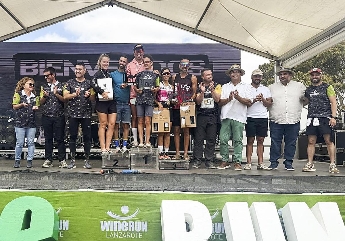 Vencedores con autoridades, en Uga.