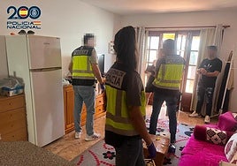 Momento del registro en un domicilio de Fuerteventura.