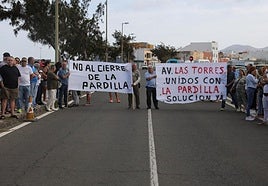 Vecinos de Las Torres arroparon a los de La Pardilla en su concentración de este domingo.