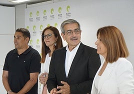 Imagen de Román Rodríguez junto a miembros de Nueva Canarias.