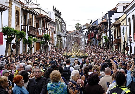La imagen de la Virgen ocupa de nuevo su lugar en la villa mariana de Teror.