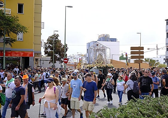 Cientos de personas acompañan a la Virgen del Pino en su regreso a Teror.
