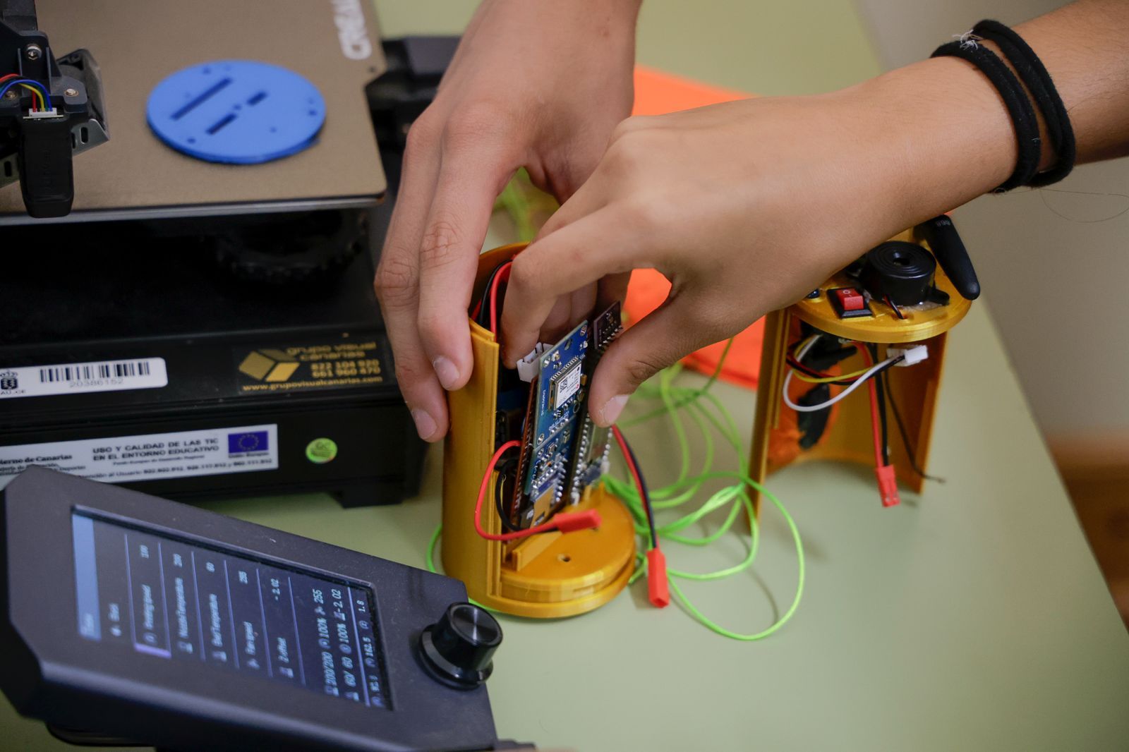 El alumnado del IES El Tablero y el pequeño satélite casero con el que conquistó Canarias