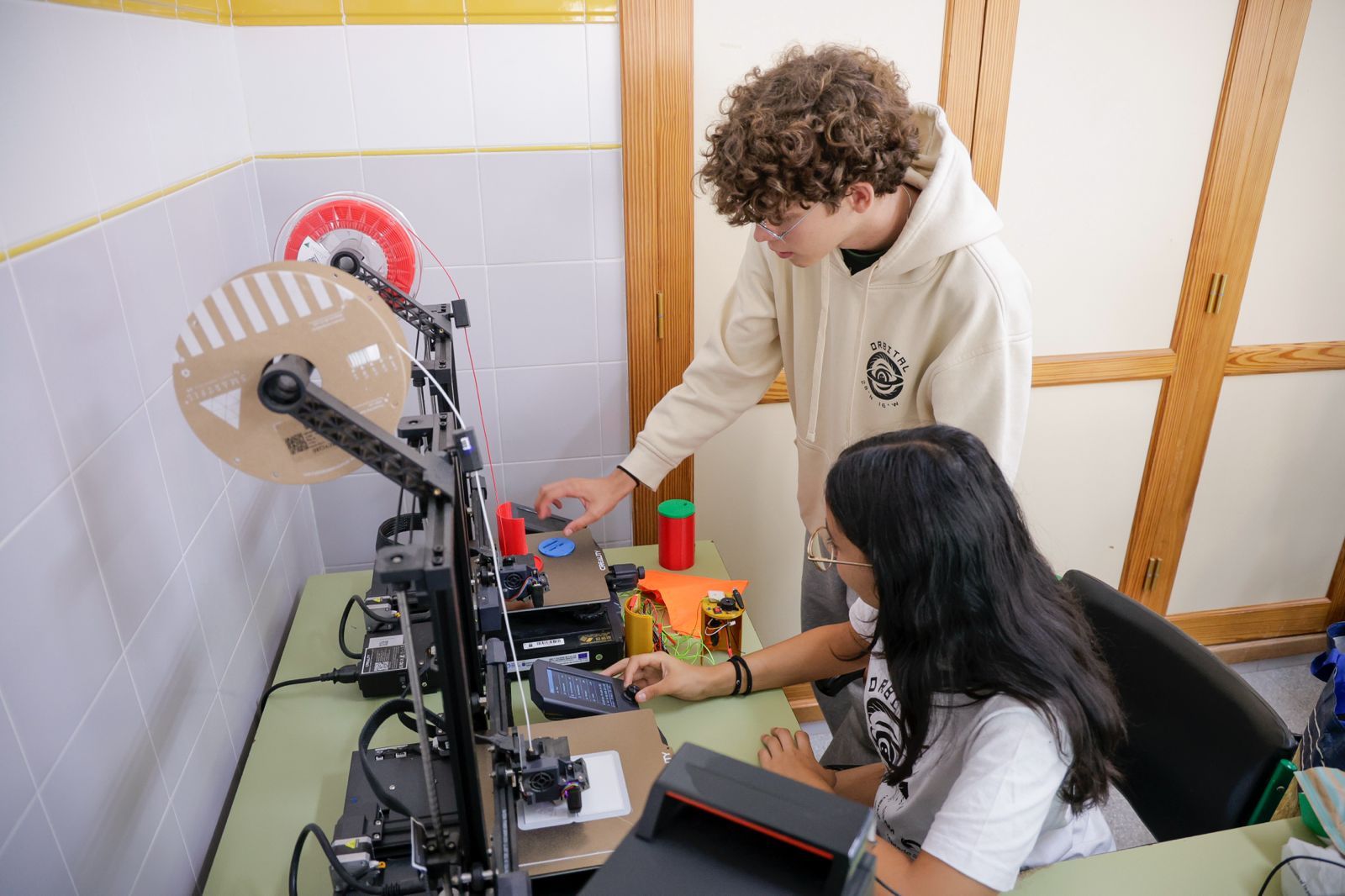El alumnado del IES El Tablero y el pequeño satélite casero con el que conquistó Canarias