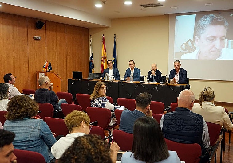 Pablo Rodríguez, Óscar Hernández, Francisco Villar y Antonio Ortega, ayer en reunión con la Fecam.