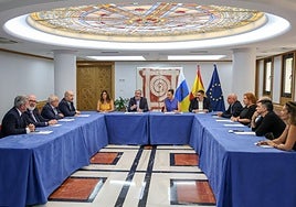 Imágenes de la reunión de este lunes entre Gobierno, empresarios y sindicatos.