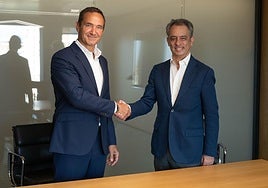 Pierre-Yves Sachet, director de Mobility de Moeve y Carlos Vecino, director general de Comercialización de Naturgy, en la firma del acuerdo.