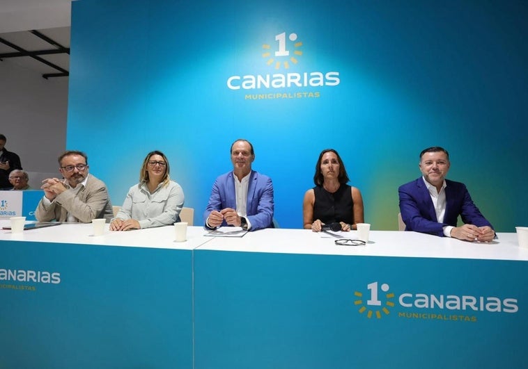 Raúl García Brink (i), Vanessa Martín, Óscar Hernández, Paula Jiménez y Teodoro Sosa en la inauguración de la sede de Municipalistas Primero Canarias en Las Palmas de Gran Canaria.