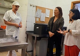 La alcaldesa, Carolina Darias, y la concejala de Bienestar Social, Carmen Luz Vargas, hablan con la cocinera.