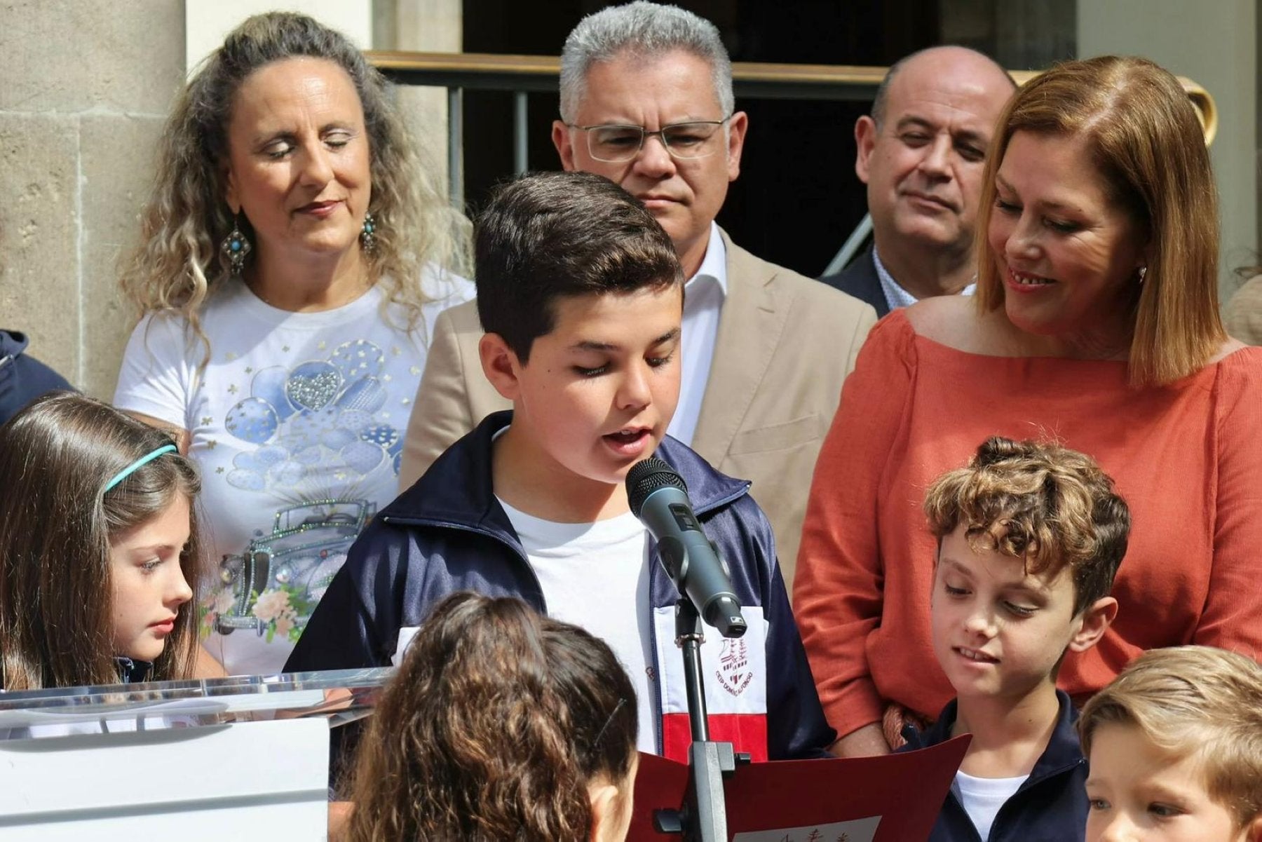 Un escolar lee el manifiesto junto a Astrid Pérez.