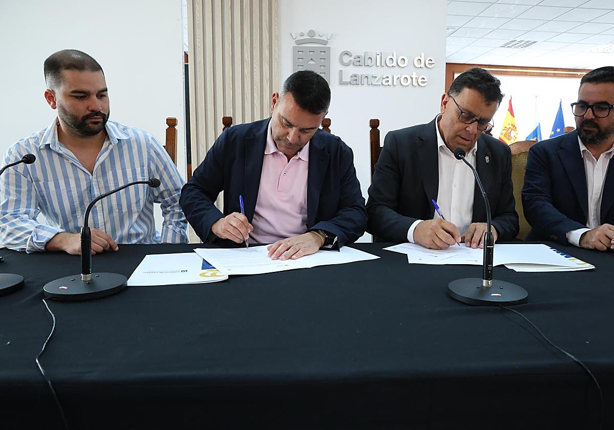 Acuerdo para modernizar Playa Blanca y Costa Teguise, con Oswaldo Betancort y Manuel Miranda.