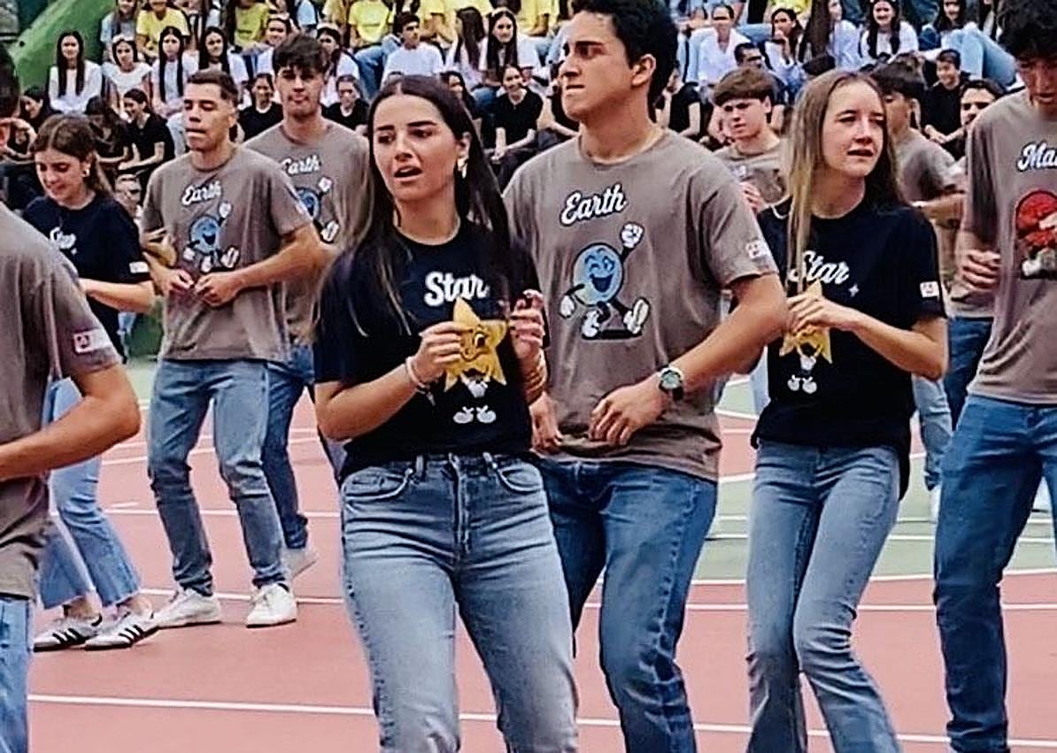 Imagen secundaria 1 - Atlantic School celebró este sábado su Fiesta de Fin de Curso y Mercadillo Solidario a favor de Pequeño Valiente