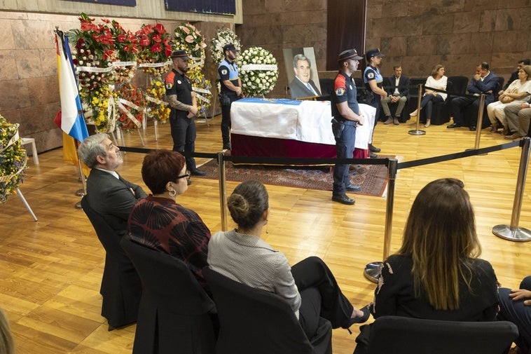 Capilla ardiente instalada en la sede de la Presidencia del Gobierno de canarias en Santa Cruz de Tenerife.