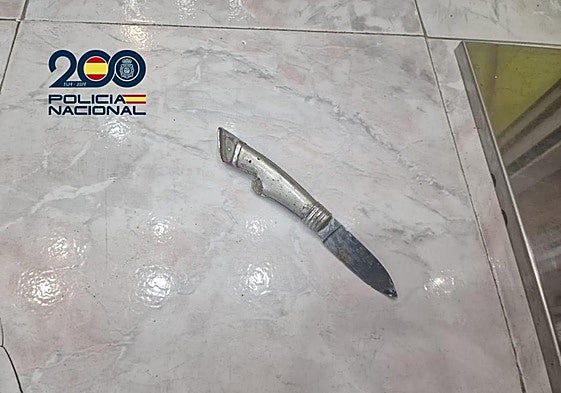 Imagen del cuchillo metálico con una hoja de 10 centímetros empleada por el detenido.