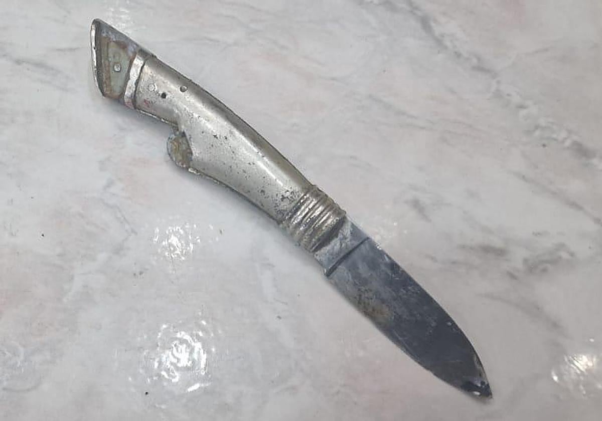 Imagen del cuchillo metálico con una hoja de 10 centímetros empleada por el detenido.
