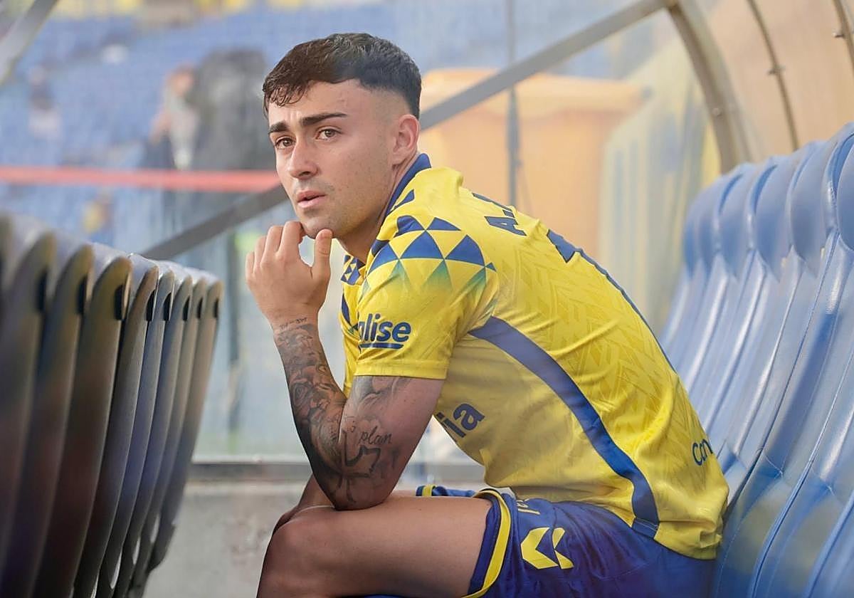 Alberto Moleiro en el banquillo de la UD Las Palmas al final de su último partido en el Estadio de Gran Canaria.