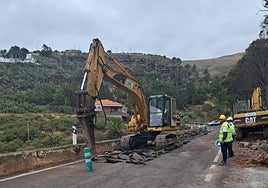 Ha comenzado la obra para reconstruir los muros de la subida a Hoya de Pineda.