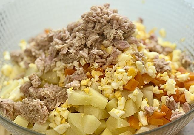 Escurrimos, desmenuzamos y añadimos el atún