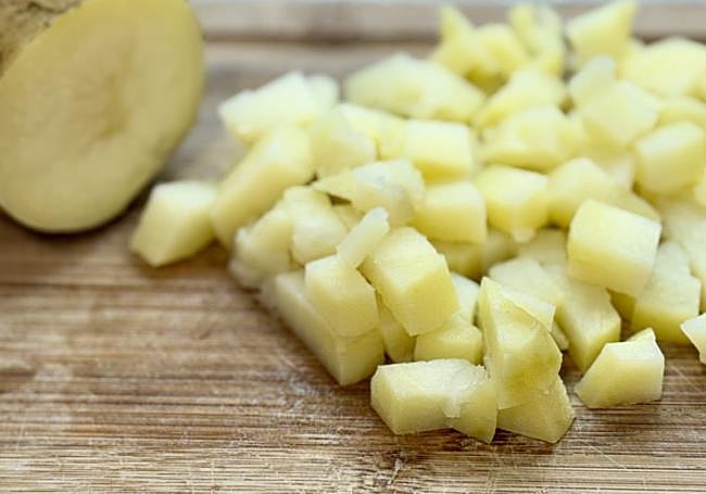 Cortamos las papas en cuadritos