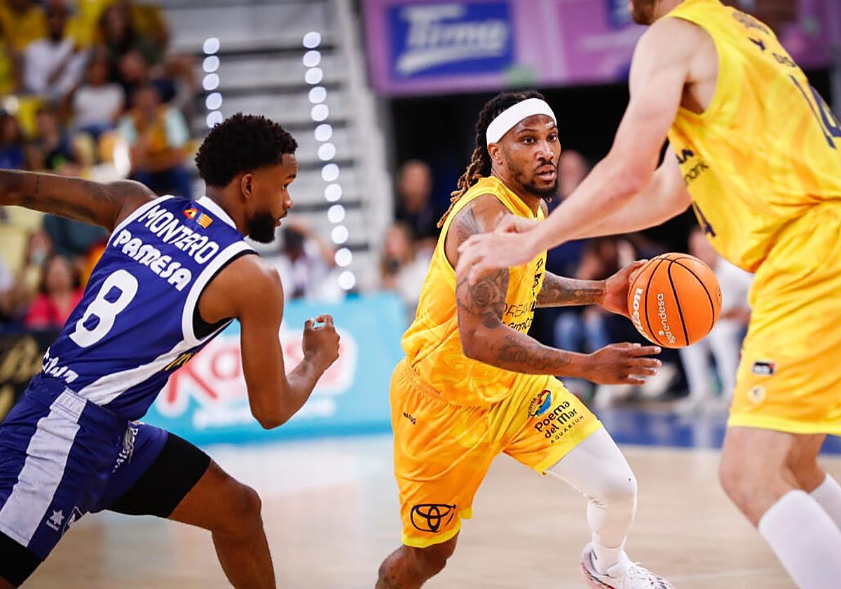 Andrew Albicy maneja la bola durante el partido frente a Valencia Basket.