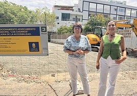 Minerva Alonso y María del Carmen Rosario (d) en la visita a las obras en marcha.