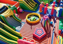 Así se monta el parque hinchable más grande del mundo en Telde
