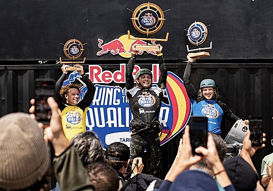 Felicidad absoluta de Lorenzo Casati con el título en sus brazos.