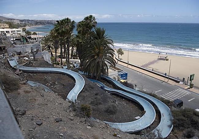 Así estuvo durante años la ladera, con las instalaciones abandonadas del Toboplaya.