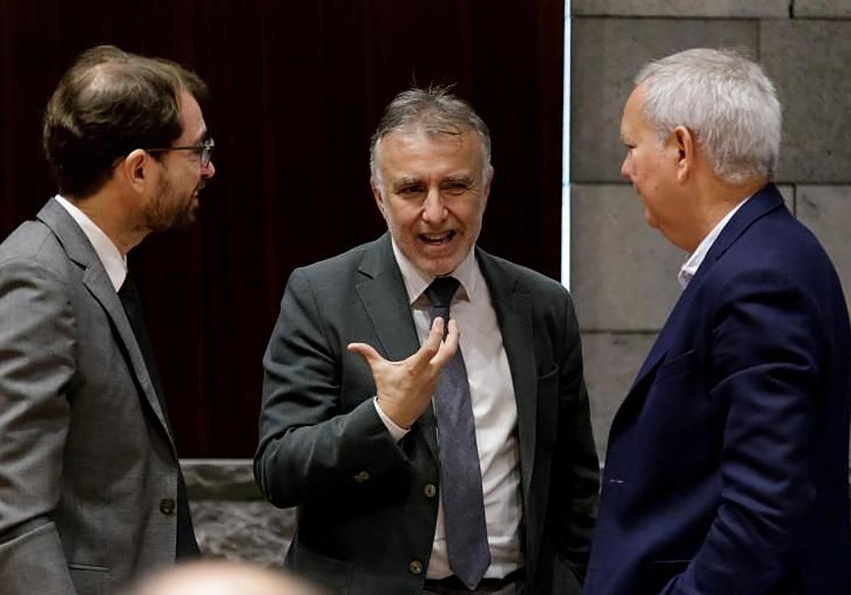 Antonio Olivera, Ángel Víctor Torres y Sebastián Franquis, en una reunión del Gobierno durante el Pato de las Flores.