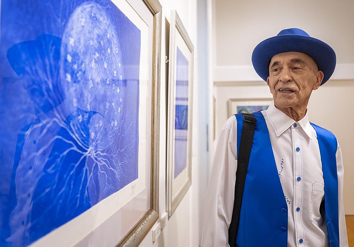 Juan Antonio Déniz, junto a una de sus piezas, en el Cicca.