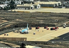 Imagen del avión apartado tras su aterrizaje en el aeropuerto de Lanzarote.