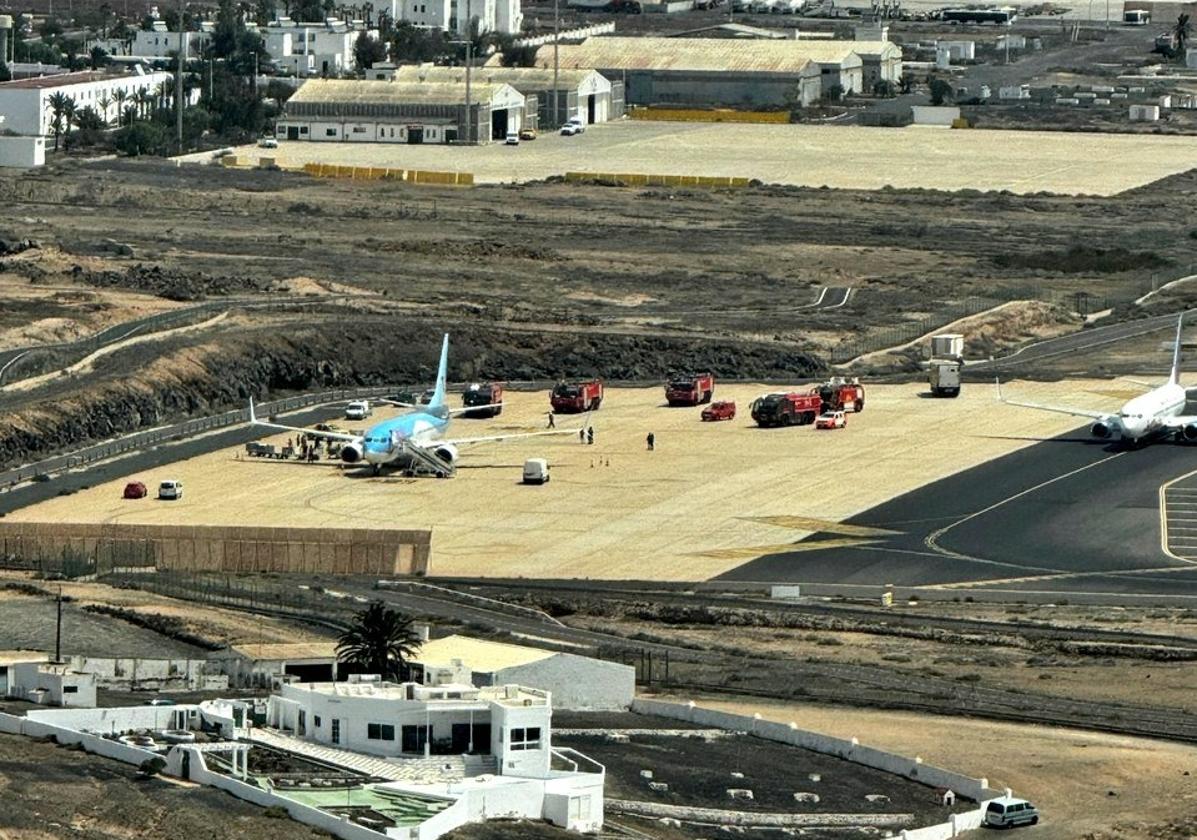 Imagen del avión apartado tras su aterrizaje en el aeropuerto de Lanzarote.