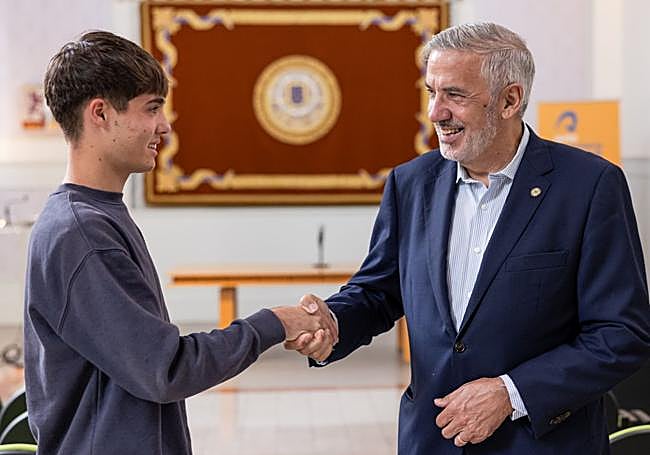 Diego Gimeno alumno del Colegio Hispano Inglés junto a Luís Serra Rector de la ULPGC.
