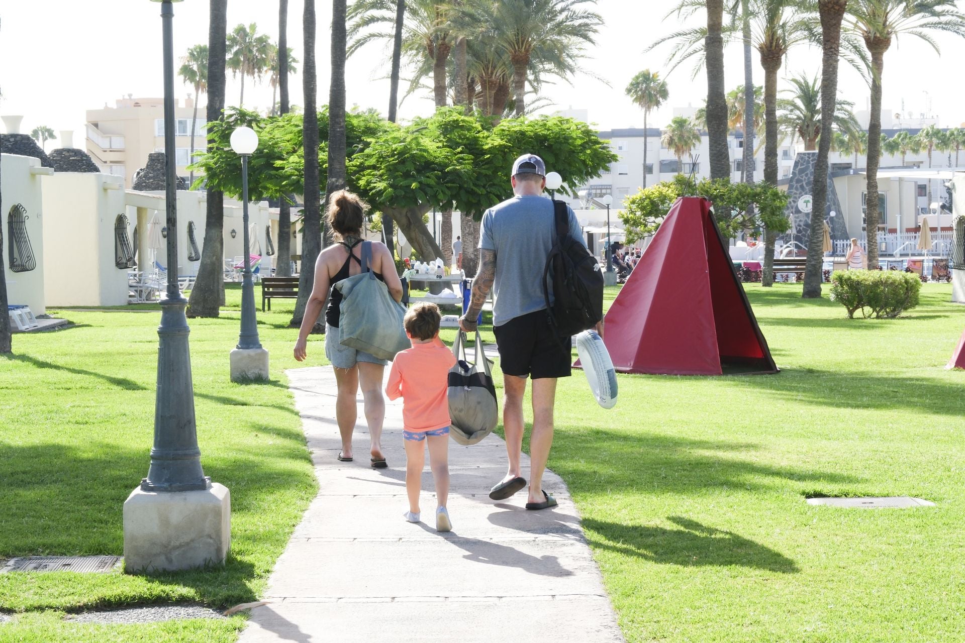 Familia paseando en el Hotel Parque Cristóbal.
