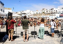 Actuación musical del FEM de día en el muellito de El Cotillo.