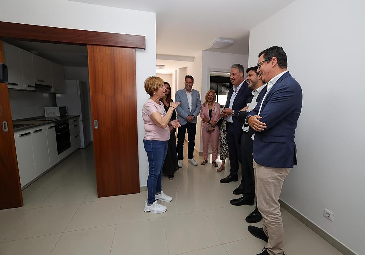 Inmaculada habla con las autoridades en la casa en la vive con su hijo desde hace apenas una semana.