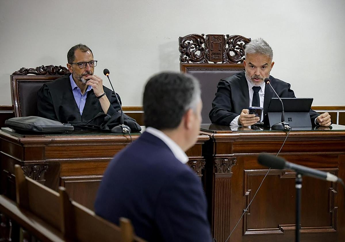 El abogado Yeray Alvarado frente a Julio Rodríguez, uno de los redactores del PTP-15.