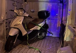 La moto robada y asegurada en el interior del furgón.
