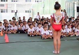 Acto en el CEIP Alcaravaneras de fin de curso este jueves. Al fondo, el consejero de Educación, Poli Suárez.