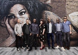 Los integrantes de The Amy Winehouse Band con la cantante Bronte Shand.