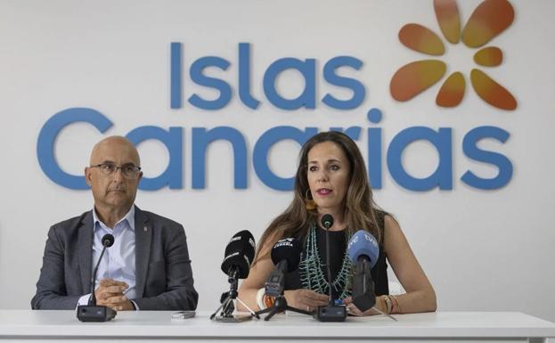El director general de Ordenación y Promoción Turística del Gobierno de Canarias, Miguel Ángel Rodríguez, y la consejera de Turismo, Jessica de León, en la presentación del decreto.