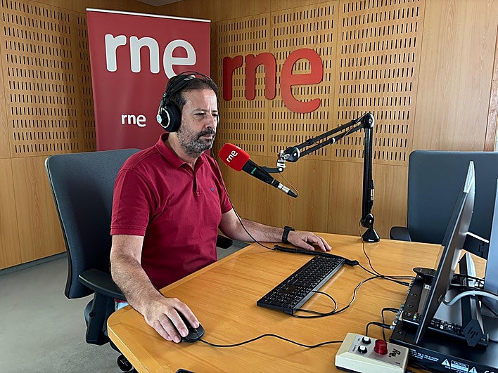Imagen de César Fernández Trujillo en el estudio de grabación de RNE Canarias.