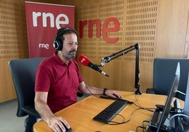 Imagen de César Fernández Trujillo en el estudio de grabación de RNE Canarias.