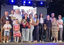 El pregonero, rodeado de su familia y el alcalde Matías Peña.