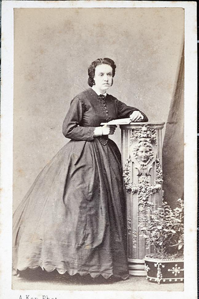 Foto de María de las Nieves entre 1870-1880, perteneciente a la colección José A. Pérez Cruz. Autor: A. Kent.