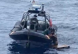 Imagen de la persona rescatada en un palet de madera en aguas del municipio de Arona.