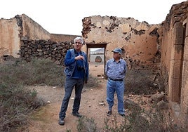 El arqueólogo Valentín Barroso, en las viviendas aledañas, con Manuel Hernández, que creció en la Casa de los Coroneles.