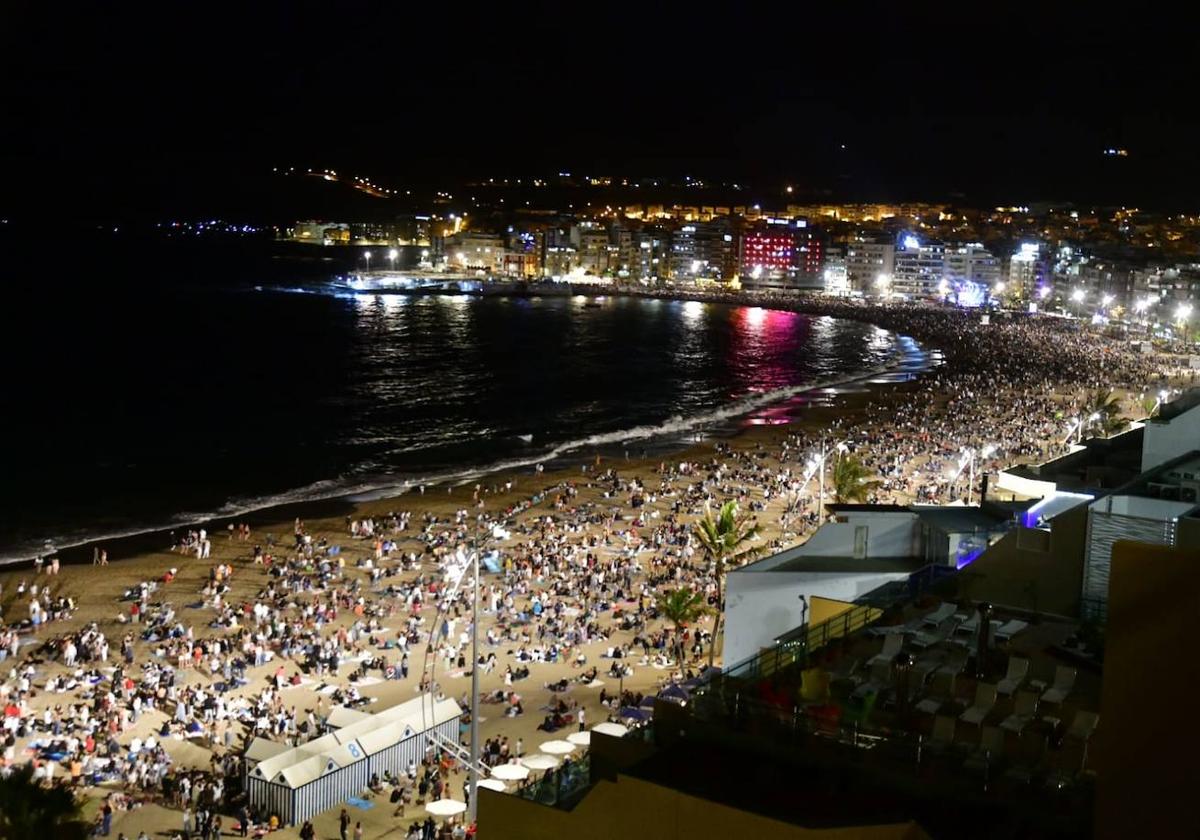 Imagen de archivo de la playa de Las Canteras en la noche de San Juan.