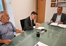 Teodoro Sosa, alcalde de Gáldar, en la firma del contrato de arrendamiento.