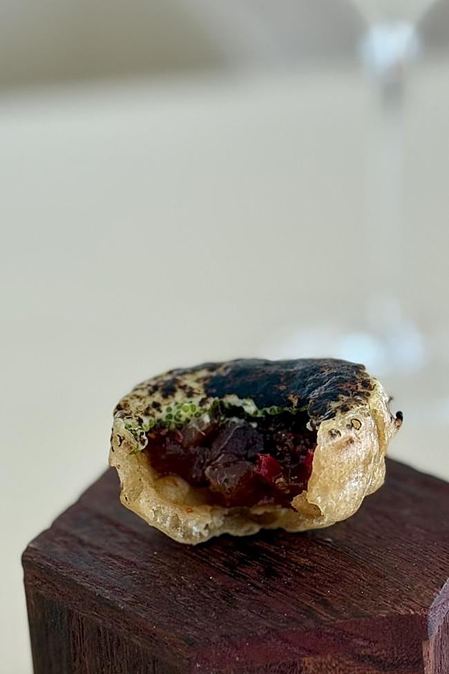 Crujiente de gofio relleno de tartar de atún